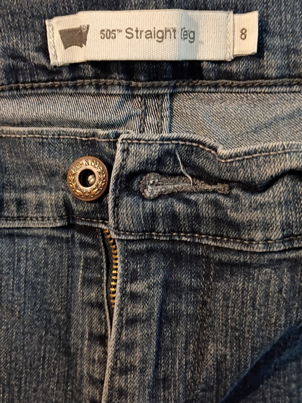 Levi's Women's Straight Leg Jeans in Medium Blue Wash Size 8